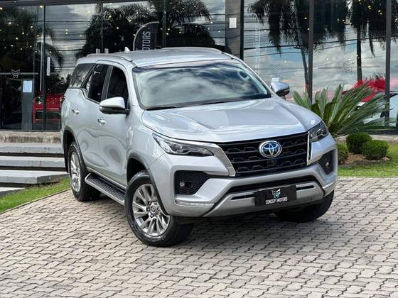 TOYOTA HILUX SW4 2.8 D-4D TURBO DIESEL SRX 7L 4X4 AUTOMÁTICO TOYOTA HILUX SW4 2.8 D-4D TURBO DIESEL SRX 7L 4X4 AUTOMÁTICO